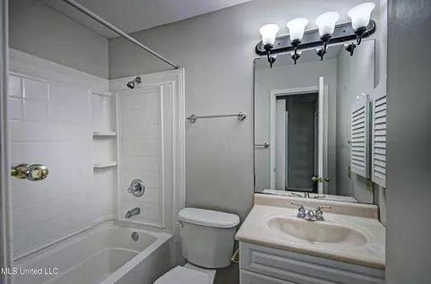 Bath - 367 Lakebend Dr, Brandon, MS 39042 photo 2 of 2