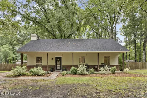 102 Stafford Dr, Clinton, MS 39056