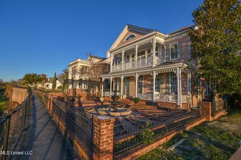 211 Clifton Ave, Natchez, MS 39120