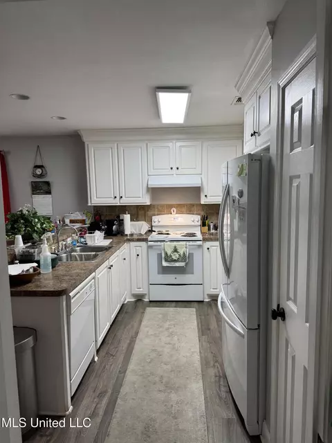 Kitchen - 1424 NE 1st Ave, Magee, MS 39111 photo 1 of 2