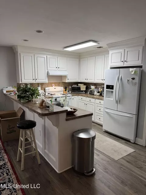 Kitchen - 1424 NE 1st Ave, Magee, MS 39111 photo 2 of 2