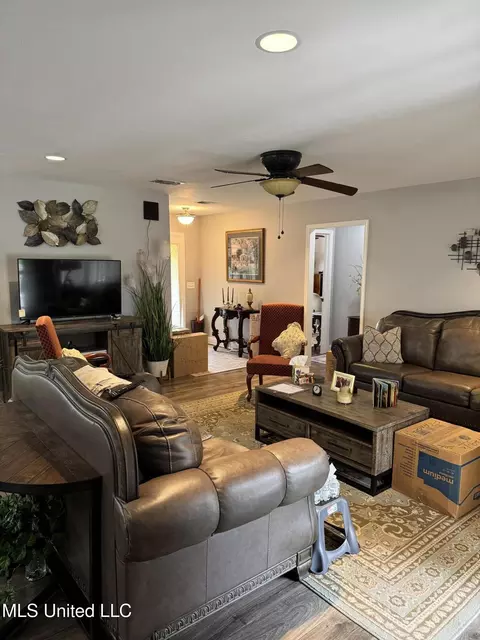 Living - 1424 NE 1st Ave, Magee, MS 39111 photo 1 of 1