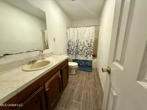 Bath - 312 Oak Grove Rd, Tylertown, MS 39667 photo 1 of 2