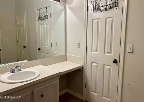 Bath - 109 Formosa Dr, Brandon, MS 39047 photo 2 of 3