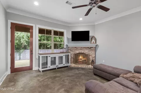 Living - 251 Tucker Dr, Brandon, MS 39042 photo 2 of 2
