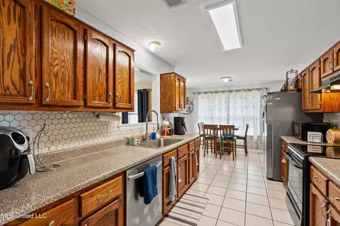 Kitchen - 1788 N Timber Way, Hernando, MS 38632 photo 2 of 2