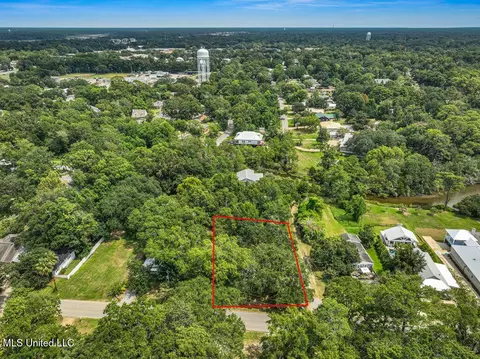408 Magnolia Ave, Ocean Springs, MS 39564