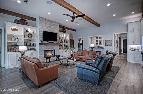 Living - 175 Harbor View Dr, Madison, MS 39110 photo 3 of 4