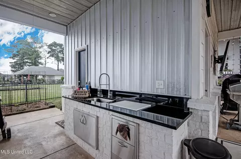 Kitchen - 175 Harbor View Dr, Madison, MS 39110 photo 3 of 13