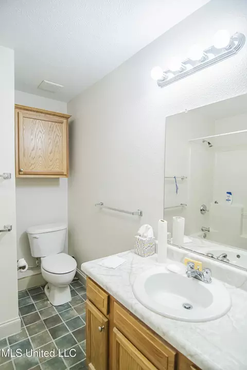 Bath - 1441 Central St, Jackson, MS 39203 photo 3 of 5