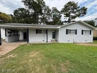 2006 Country Club Dr, Yazoo City, MS 39194