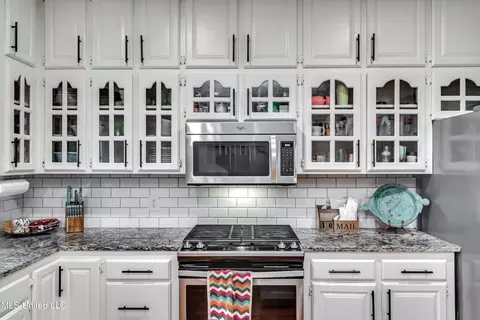 Kitchen - 1013 Fairway Cv, Brandon, MS 39047 photo 5 of 5