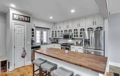 Kitchen - 1013 Fairway Cv, Brandon, MS 39047 photo 2 of 5