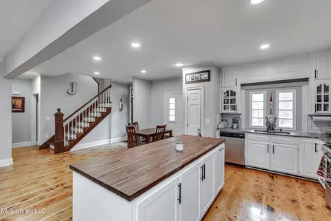 Kitchen - 1013 Fairway Cv, Brandon, MS 39047 photo 3 of 5