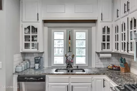 Kitchen - 1013 Fairway Cv, Brandon, MS 39047 photo 4 of 5
