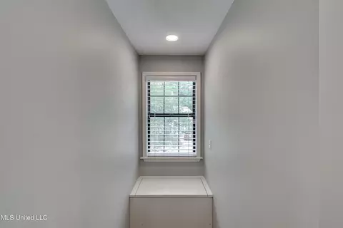 Entry Way - 1013 Fairway Cv, Brandon, MS 39047 photo 4 of 4