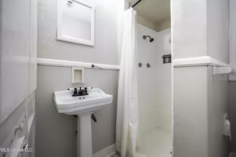 Bath - 1724 Myrtle St, Jackson, MS 39202 photo 1 of 2