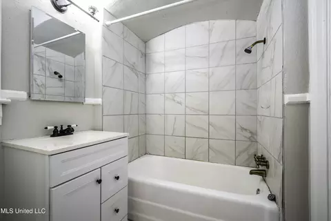 Bath - 1724 Myrtle St, Jackson, MS 39202 photo 2 of 2