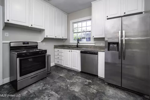 Kitchen - 1724 Myrtle St, Jackson, MS 39202 photo 2 of 3