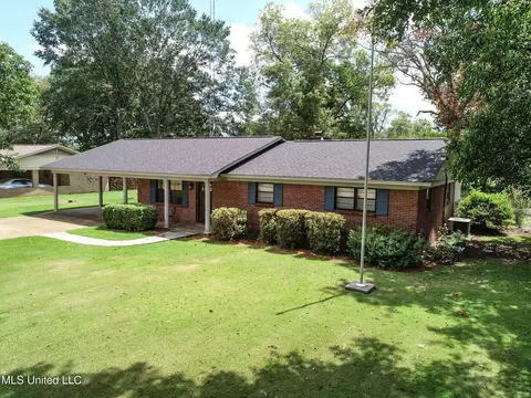208 Bruce St, Batesville, MS 38606