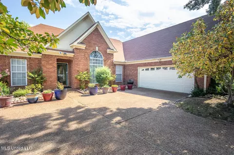 9218 Lakeside Dr, Olive Branch, MS 38654