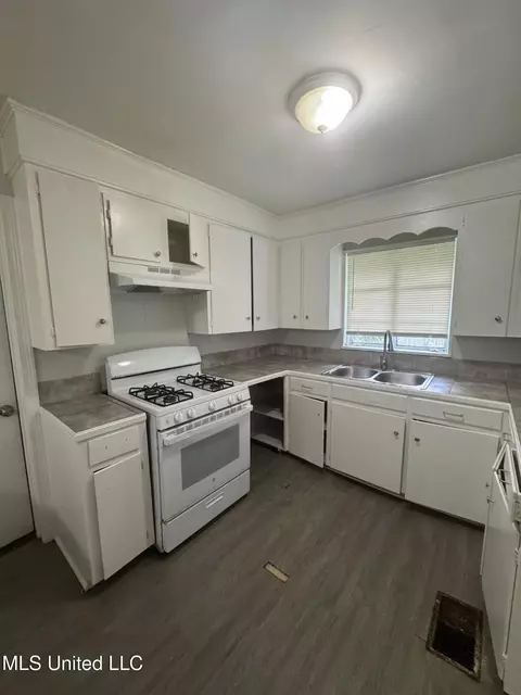Kitchen - 1906 Shamrock Dr, Jackson, MS 39204 photo 1 of 1