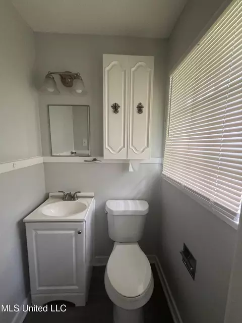 Bath - 1906 Shamrock Dr, Jackson, MS 39204 photo 1 of 2