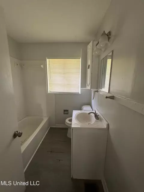 Bath - 1906 Shamrock Dr, Jackson, MS 39204 photo 2 of 2