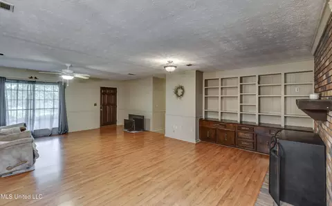 Living - 187 Overby Rd, Magee, MS 39111 photo 4 of 6