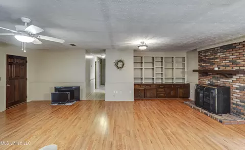 Living - 187 Overby Rd, Magee, MS 39111 photo 3 of 6
