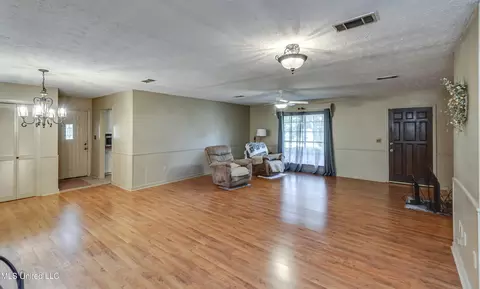 Living - 187 Overby Rd, Magee, MS 39111 photo 5 of 6