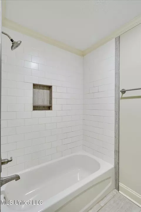 Bath - 111 Meadowview Dr, Brandon, MS 39047 photo 5 of 6