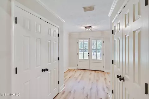 Entry Way - 111 Meadowview Dr, Brandon, MS 39047 photo 2 of 4