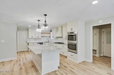 Kitchen - 111 Meadowview Dr, Brandon, MS 39047 photo 2 of 2