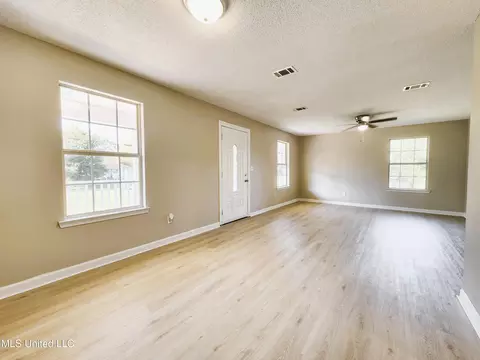 Living - 620 Murray St, Biloxi, MS 39530 photo 1 of 5