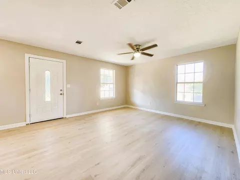 Living - 620 Murray St, Biloxi, MS 39530 photo 3 of 5