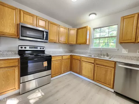Kitchen - 620 Murray St, Biloxi, MS 39530 photo 2 of 3