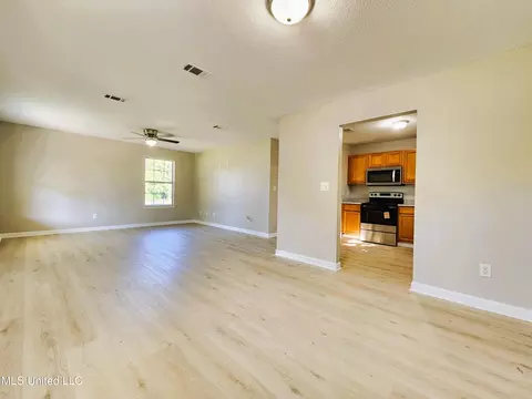 Living - 620 Murray St, Biloxi, MS 39530 photo 2 of 5
