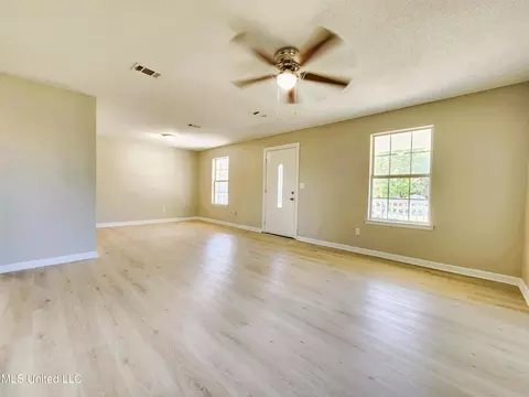 Living - 620 Murray St, Biloxi, MS 39530 photo 4 of 5