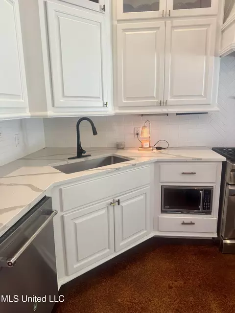 Kitchen - 101 Cherrybark Ln, Natchez, MS 39120 photo 6 of 8