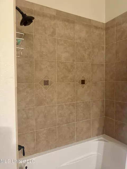 Bath - 101 Cherrybark Ln, Natchez, MS 39120 photo 2 of 9