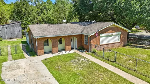 1800 Kingfisher Dr, Gautier, MS 39553