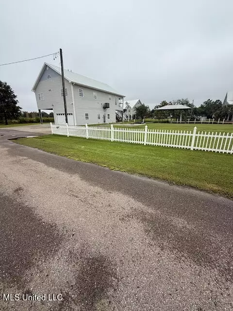 11028 Idaho St, Bay Saint Louis, MS 39520