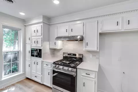 Kitchen - 155 Post Hill Rd, Brandon, MS 39042 photo 3 of 6