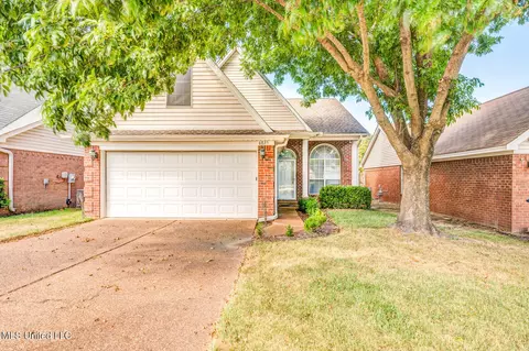 6825 Charlotte Dr, Olive Branch, MS 38654
