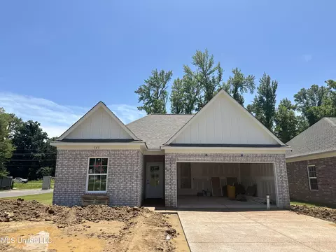 219 Flower Garden Dr, Southaven, MS 38671