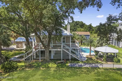 100 Barkley Dr, Pass Christian, MS 39571
