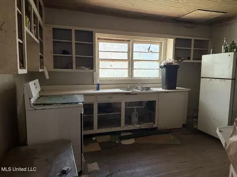 Kitchen - 94 X L Smith Rd, Lumberton, MS 39455 photo 2 of 2