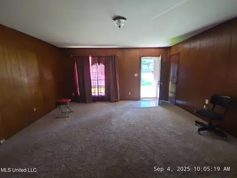 Living - 2530 Crestleigh Mnr, Jackson, MS 39204 photo 1 of 2
