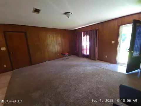 Living - 2530 Crestleigh Mnr, Jackson, MS 39204 photo 2 of 2